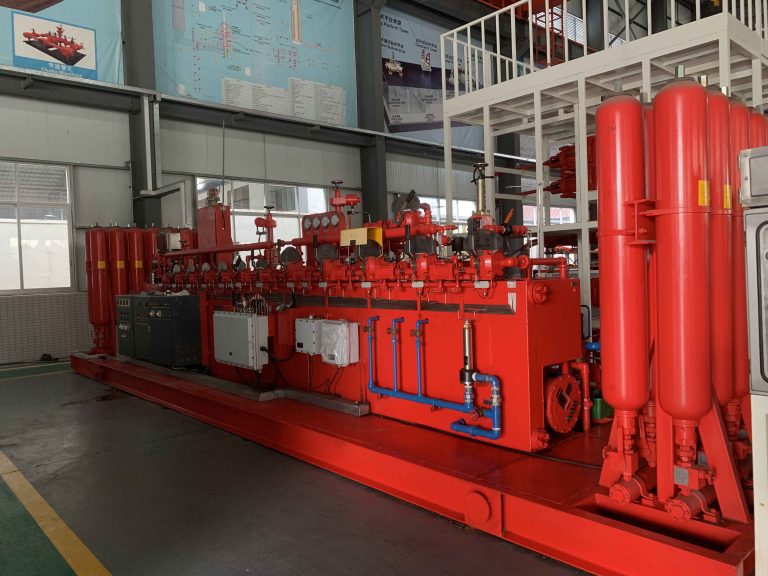 API 16D BOP Control System with accumulator bottles, hydraulic pumps, control manifold and remote control panel used for land drilling rigs, offshore platforms, jackup rigs, desert drilling, cold-region oilfields and BOP stack operations.