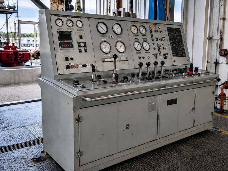 API 16D Driller’s Control Console for remote operation of annular BOPs, ram preventers and choke and kill valves on land and offshore drilling rigs